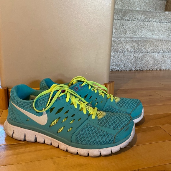 2/$75 💥- SHOES | Women’s Nike size 8.5 runners - Picture 1 of 4